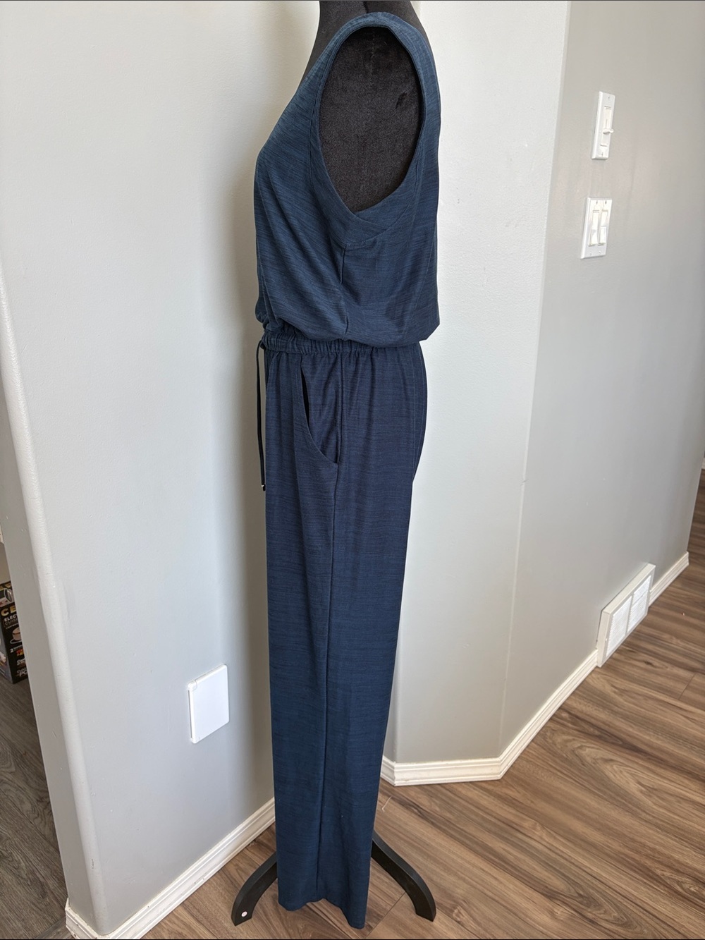 Sleeveless Navy V‑Neck Drawstring Waist Jumpsuit - Picture 5 of 7